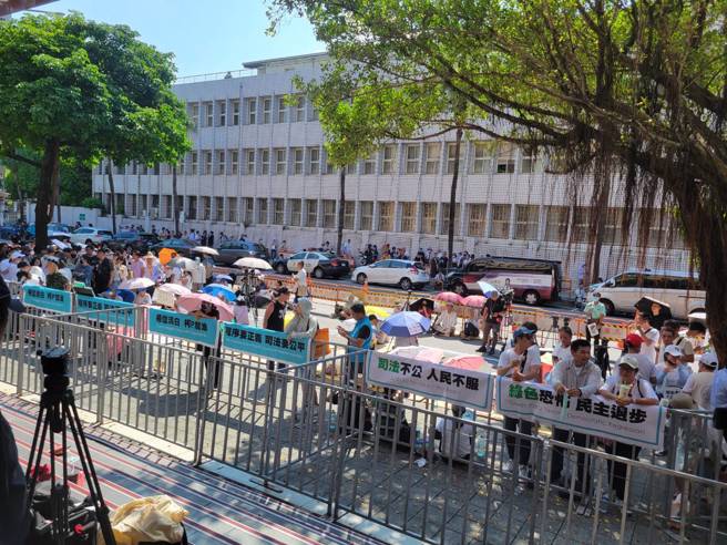 9月1日下午2时40分许，挺柯民眾于北检外声援民眾党主席柯文哲，并设置免费补给站。（丁世杰摄）