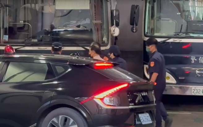 9月1日下午4时12分许，彭振声连两夜声押累瘫狂呕，送医3.5小时后返北院等羁押庭。（李启箖翻摄）