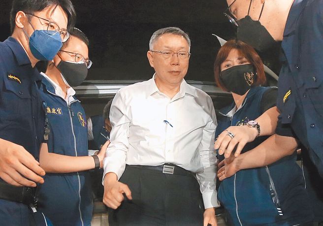 检廉侦办京华城案，民眾党主席、前台北市长柯文哲（中）8月31日遭北检以涉犯收贿、图利等罪嫌，声请羁押禁见。（赵双杰摄）