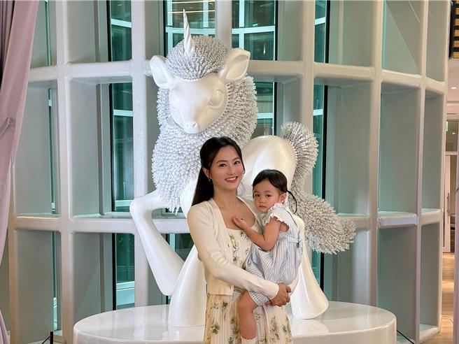 赵小侨1日带着2岁女儿典典宝宝，出席正在桃园市立图书馆1楼展出的《Forward - 1000针的勇气》装置艺术展。（送子鸟生殖中心提供）