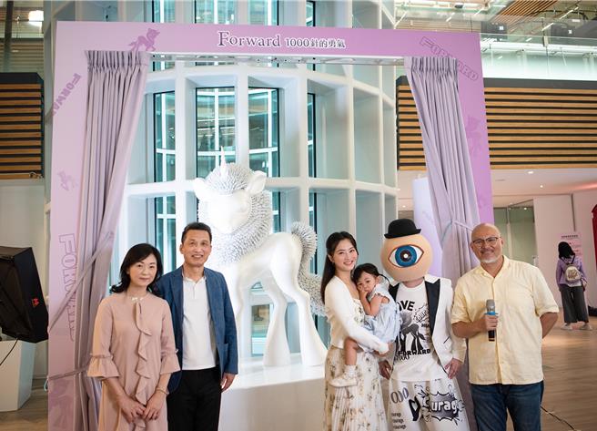 爱上艺廊执行长Grace（左起）、送子鸟生殖中心院长赖兴华、赵小侨、典典宝宝、眼球先生、刘亮佐出席《Forward - 1000针的勇气》装置艺术展。（送子鸟生殖中心提供）。