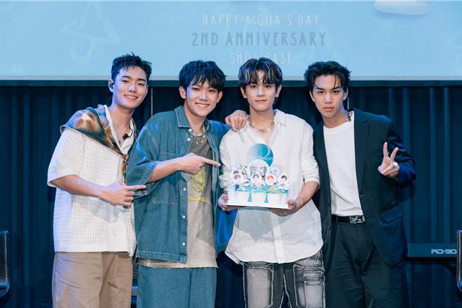 源少年成员须弘道（左起）、林毓家、卢佾旸及李秉谕1日欢庆成团2周年。（种子音乐提供）