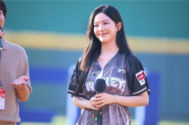 尹厦情昨日受邀来台开球，展开私人台湾行程。（图／乐天桃猿提供）