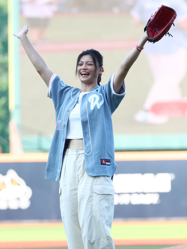 「拳擊美少女」吳詩儀1日為味全龍開球。（味全龍提供）