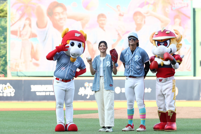 「拳擊美少女」吳詩儀（左二）為味全龍開球，拿莫・伊漾擔任接球捕手。（味全龍提供）