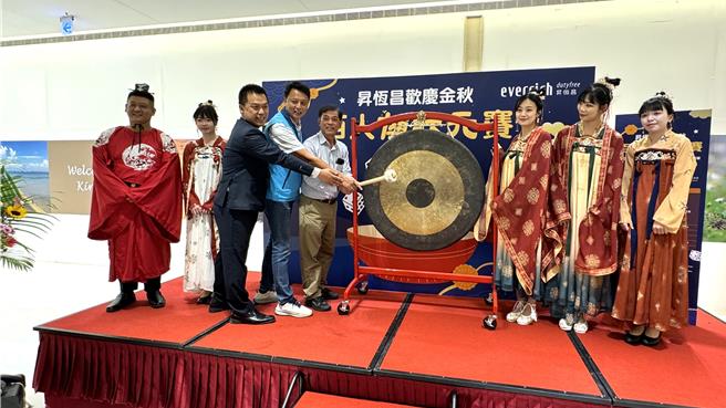 昇恆昌金湖廣場今年首度結合傳統與創新舉辦「百人博狀元大賽」，現場百人齊聚一堂博狀元，熱鬧滾滾。（于家麒攝）