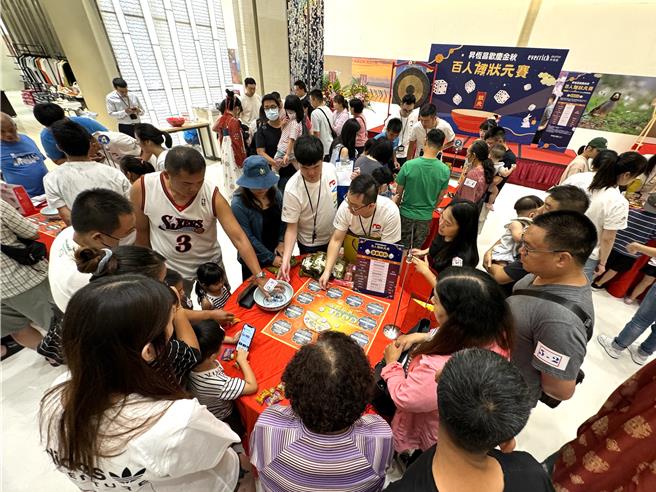 昇恆昌金湖廣場今年首度結合傳統與創新舉辦「百人博狀元大賽」，現場百人齊聚一堂博狀元，熱鬧滾滾。（于家麒攝）
