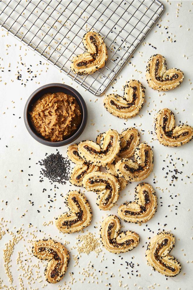 香港THE 24 ST饼礼专门店，黑白芝麻味噌蝴蝶酥。（香港THE 24 ST饼礼专门店提供／吴娮翎台北传真）