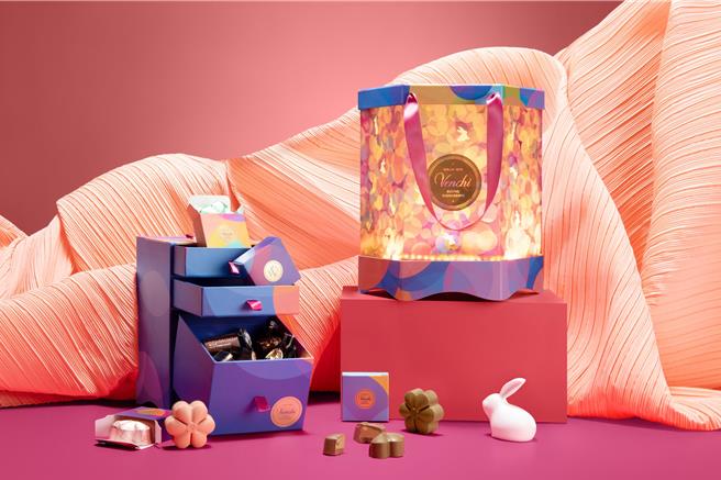 Venchi 中秋璀璨灯笼礼盒，外装以灯笼为设计呈现出温暖色调的月光。（Venchi 提供／吴娮翎台北传真）