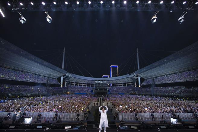 张信哲河南演唱会在近40度高温下开唱。（潮水音乐提供）