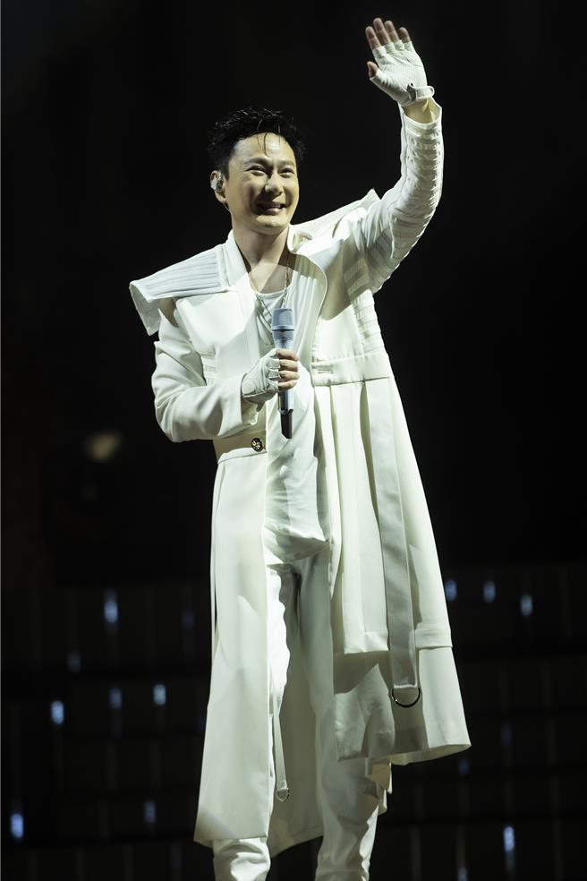 张信哲到河南举办演唱会，也到世界知名「龙门石窟」朝圣。（潮水音乐提供）