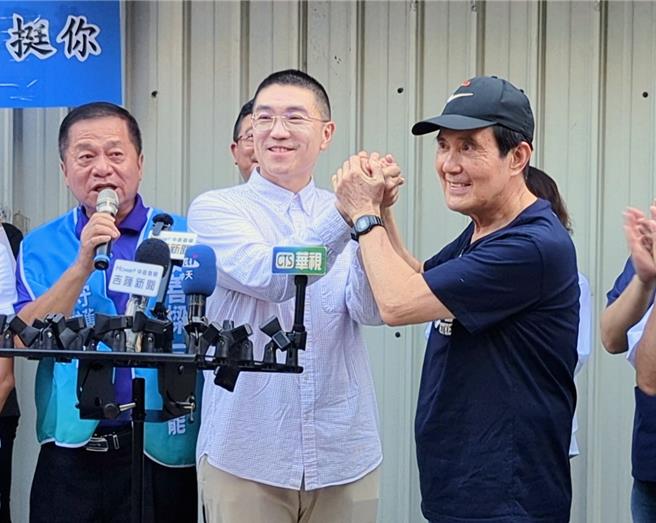 基隆市长谢国梁（中）与前总统马英九三度紧握双手，希望能够获得马的胜选能量加持。（张志康摄）