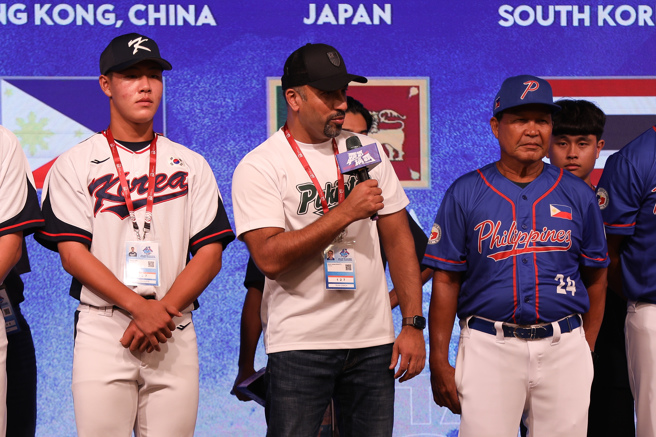 巴基斯坦隊教練阿巴西（Asad Abbasi，中）代表出席2024年U18亞洲青棒錦標賽記者會。（中華棒協提供）