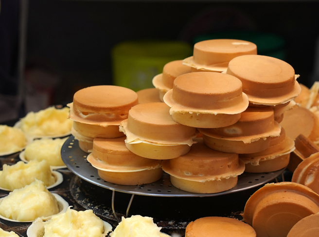 新北市地方臉書社團「我是蘆洲人 LoveLuzhou」上有網友分享，表示兒子在放學途中遇到「賣壞東西的阿婆」，利用孩子同情心要孩子「幫阿婆一下」用100元買臭掉紅豆餅，新北市衛生局今（1）日表示，將派員前往稽查，若查證屬實會依《食品安全衛生管理法》裁處。圖為示意圖，與當事人無關。（示意圖:shutterstock/達志）