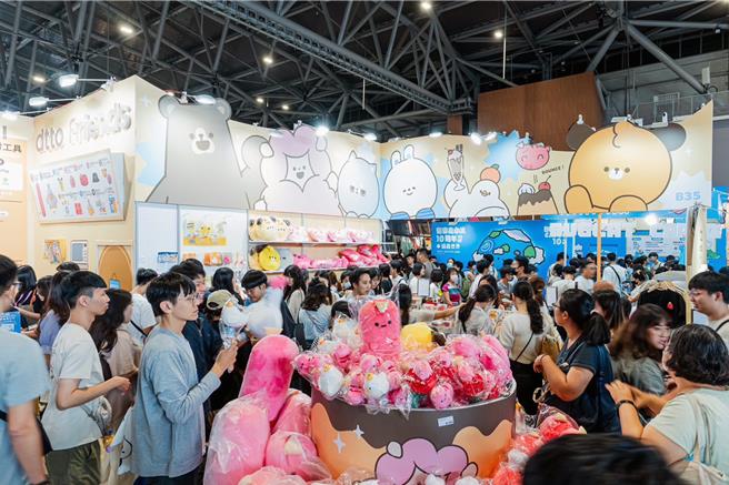 首度移師台南舉行的2024台灣文化創意博覽會1日傍晚落幕，據台南市政府統計，涵蓋大台南會展中心商展區及市區的台南概念展區，共有超過62萬人次參觀，打破去年的60萬人次，還締造高達12億元的產值。（市府提供／洪榮志台南傳真）