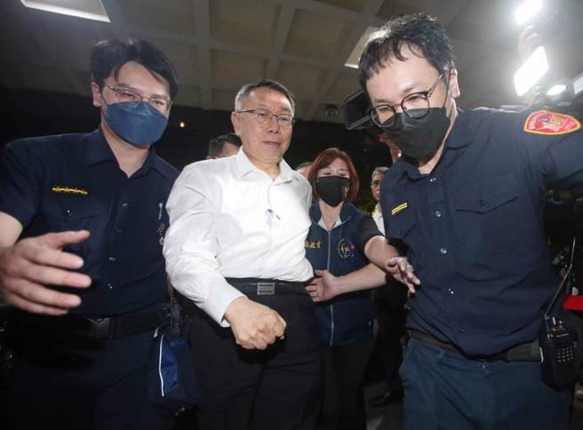 檢廉偵辦京華城案，民眾黨主席、前台北市長柯文哲（前中）8月31日移送台北地檢署複訊。（資料照，趙雙傑攝）