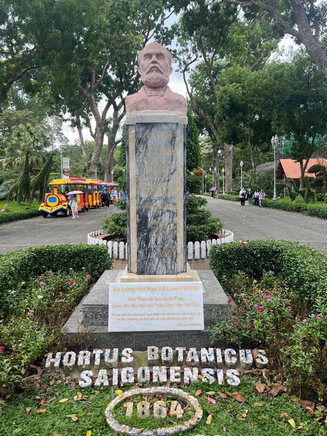 西貢草禽園入口處之路易・皮埃爾雕像。（作者提供）