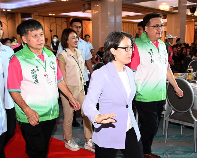 萧美琴副总统（前右）1日晚间到汉来大饭店巨蛋会馆参加高雄市宝珠沟文化艺术发展协会会员大会。（林瑞益摄）