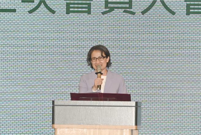 萧美琴副总统（前右）1日晚间到汉来大饭店巨蛋会馆参加高雄市宝珠沟文化艺术发展协会会员大会，她在致词时感谢大家热衷公益。（林瑞益摄）