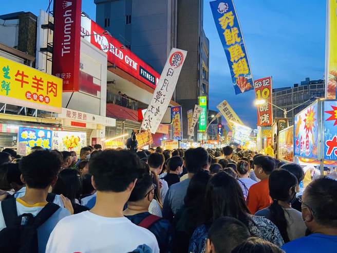 苑裡一年一度的鬼門關夜市擠滿人潮。（資料照）