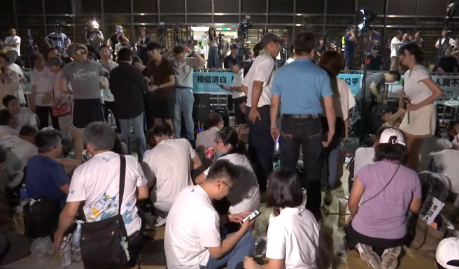 北檢外小草破500人在守護柯文哲。（圖／翻攝自直播畫面）