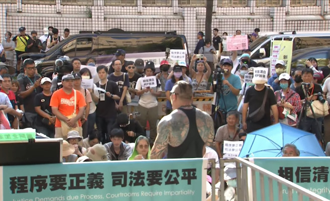 館長（陳之漢）於下午現身北檢外聲援柯文哲。（圖／翻攝自直播畫面）