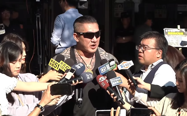 館長（陳之漢）於下午現身北檢外聲援柯文哲。（圖／翻攝自直播畫面）