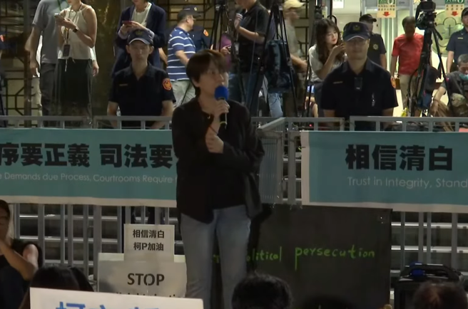 立委黃珊珊於晚間抵達現場聲援柯文哲。（圖／翻攝自直播畫面）