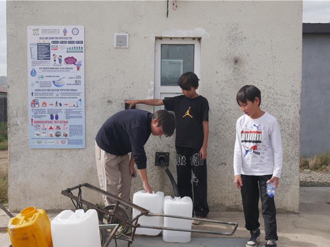 家扶基金會提供供水站滿足當地民眾需求。（林良齊攝）