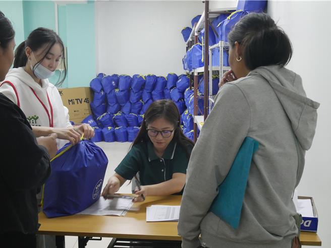 家扶基金會提供學用品滿足當地民眾需求。（林良齊攝）