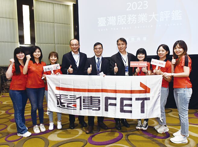 远传电信连续13年荣获金牌，展现卓越服务品质，成为台湾服务业的典范。图╱王德为