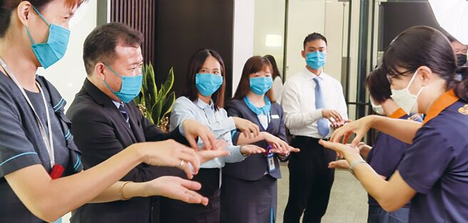 台北富邦银行在今年度跨业种的「友善服务奖」中脱颖而出，其多元化的软硬体友善措施，展现了对弱势顾客的同理心与关怀。图╱台北富邦银行提供