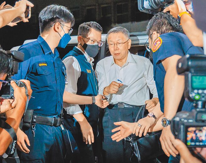 检廉侦办京华城案，民眾党主席、前台北市长柯文哲（中），8月31日被移送台北地检署复讯。（郭吉铨摄）