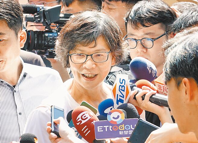 民眾党主席柯文哲拒绝夜问讯问遭当场逮捕，支持民眾昨日在台北地检署外聚集要求放人，前立委蔡壁如前往现场打气。（姚志平摄）