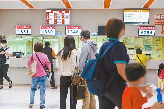 健保署擬修法將健保補充保費費率與一般保費脫鉤，醫界表示，希望根據不同收入，調升、維持或調降。（本報資料照片）