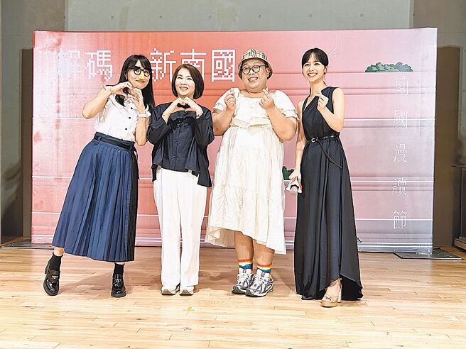 2024南国漫读节昨日在屏东总图登场，KOL娘娘（右二）、作家宅女小红（左一）以「解码新南国」为题，从女力、性别等多元面向与屏东县长周春米（左二）对谈。（谢佳潾摄）