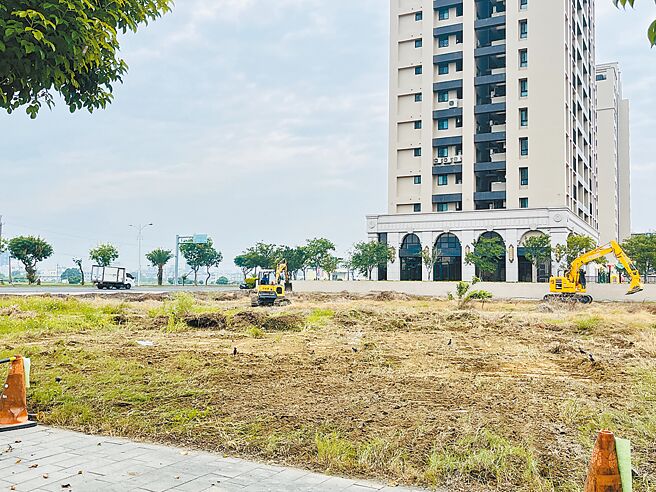 善化区南科特定区莲潭里1名80岁老妇多次在住宅区喷洒农药除草，今年5月遭农业局开罚，老妇家属向农业局申诉时，局员竟随口回覆是根据里长提供照片开罚，家属转而怒骂里长。（民眾提供／宝智华台南传真）