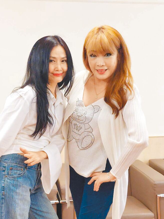 于台烟（左）和友王海玲都将出席10月5日「青春不打烊民歌经典演唱会」。（摘自于台烟脸书）