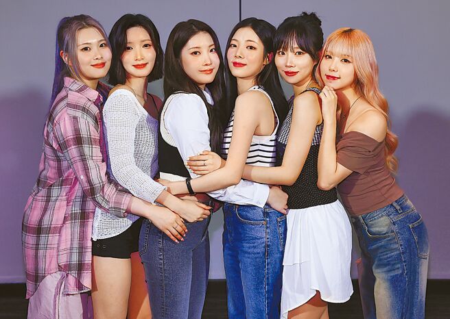 PURPLE KISS成员SWAN（左起）、Yuki、Chaein、Na Go Eun、Dosie、Ireh首度来台开唱，也抽空接受本报专访。（陈俊吉摄）