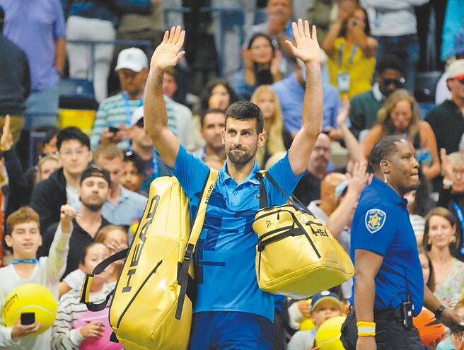 喬柯維奇高舉雙手跟美網現場觀眾告別。（路透）