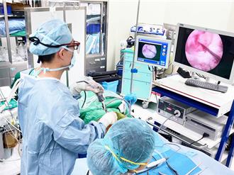 8旬翁腰背痛恐病入脊椎 医揭这些症状要注意