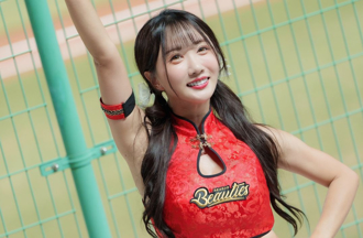 小龍女啦啦隊「誤觸手機」　喀擦一照飽滿弧線全浮出