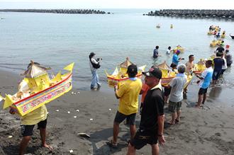 東港中元普渡超熱鬧 放船型水燈接好兄弟飽餐