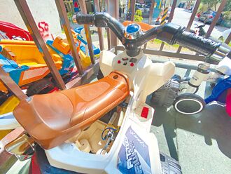 員林兒童遊憩區 滿地破玩具