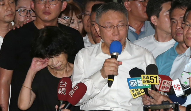 柯文哲表示，「這兩天極盡壓迫和凌虐」，陳佩琪當場哭了。（趙雙傑攝）