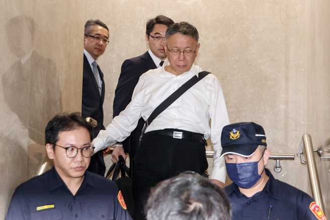 民眾党主席柯文哲涉京华城容积率等弊案，台北地检署罕见以神秘「端」股指挥廉政署、调查局侦办，8月31日依贪污违背职务收贿、图利罪嫌，声押时任台北市长柯文哲、副市长彭振声，台北地方法院漏夜召开羁押庭，2日凌晨3时许，裁定彭羁押禁见获准，柯文哲（中）无保请回。（邓博仁摄）