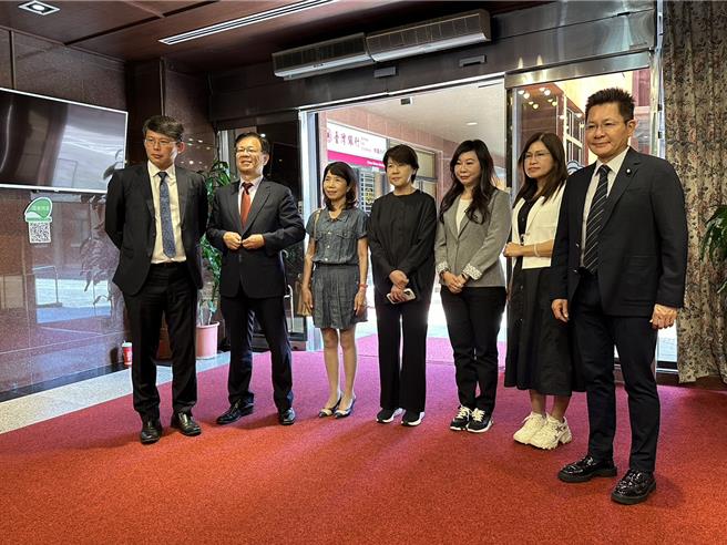 民眾黨立委黃國昌、黃珊珊、陳昭姿、吳春城、林憶君、張啓楷、麥玉珍上午完成報到，黨籍立委林國成因人在國外，尚未返台，將於明日報到。（楊亞璇攝）