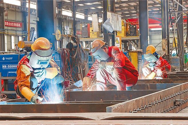 中国钢铁出口量，今年预计将创下8年来新高。（中新社）