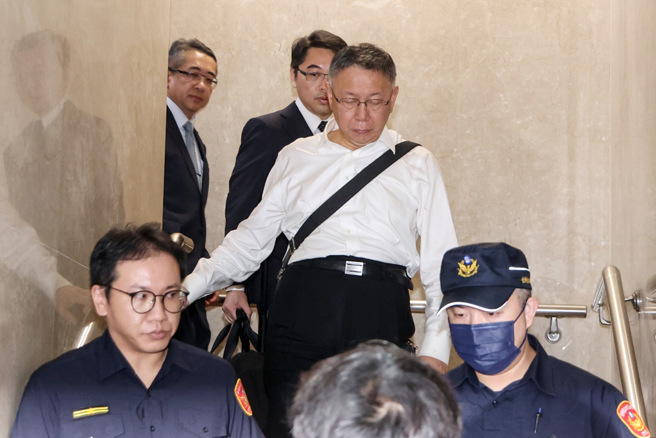 民眾党主席柯文哲涉京华城容积率等弊案，台北地检署台北地方法院漏夜召开羁押庭，今天凌晨裁定彭羁押禁见获准，柯文哲则无保请回。（邓博仁摄）