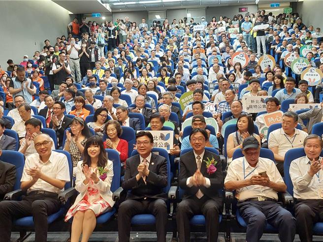 新北市政府今（2）日舉辦新任農業局長諶錫輝及經發局長盛筱蓉宣誓就職典禮，並邀請新北農漁會、青農與相關協會以及工商團體參與。（陳慰慈攝）
